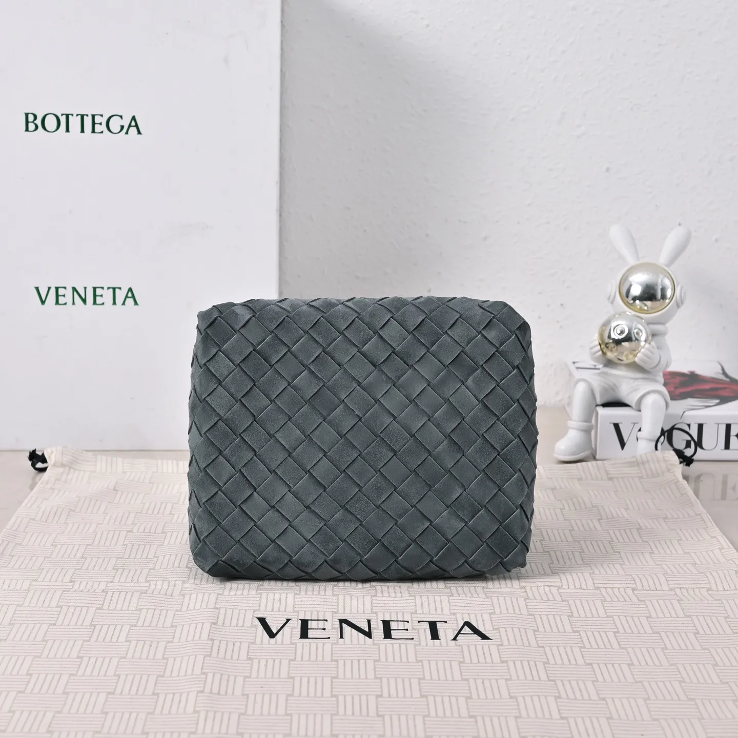 Batch 1760 BV's new intrecciato suede woven leather shoulder bag. It comes with a detachable cross-body strap. It comes with a mini bag inside. The appearance retains the unique design of BV woven. The parachute bag is a bag that makes people excited before seeing the actual thing. The small gold knot embellishment is full of simple and high-end sense to meet your needs in different occasions. Model: 6569 Size: 21X17X16.5cm